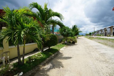 kulübeler ve asfalt yol ile il sahne