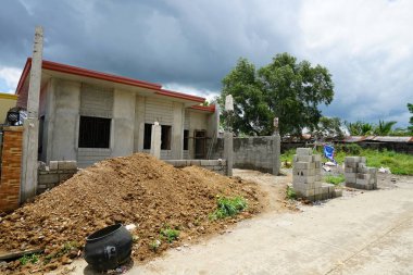 undone ev ve tropikal yeşillik ile kırsal sahne