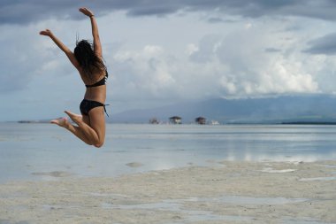 Dikiz kadın bikini plaj üzerinde atlama