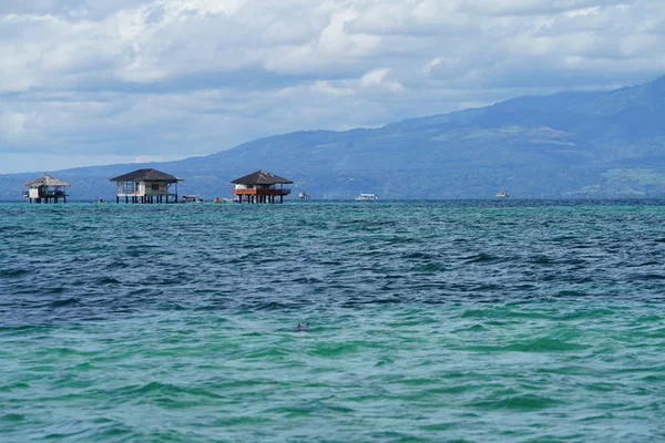 Cabanas Distantes Água Mar Azul Com Montanhas Fundo — Fotografia de Stock