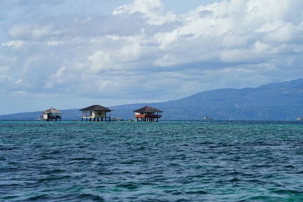 Cabañas Distantes Agua Azul Del Mar Con Montañas Fondo — Foto de Stock