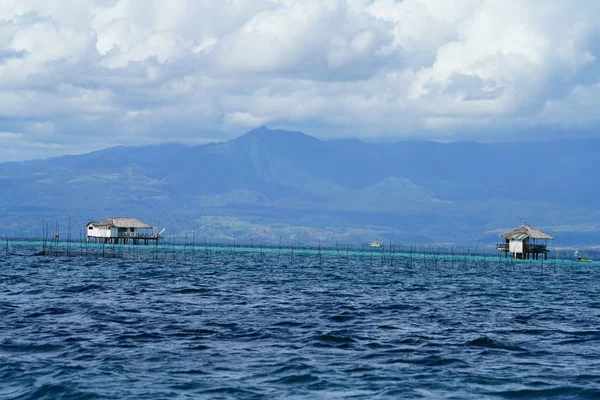 Cabañas Distantes Agua Azul Del Mar Con Montañas Fondo — Foto de Stock