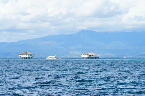 Cabanas Distantes Água Mar Azul Com Montanhas Fundo — Fotografia de Stock