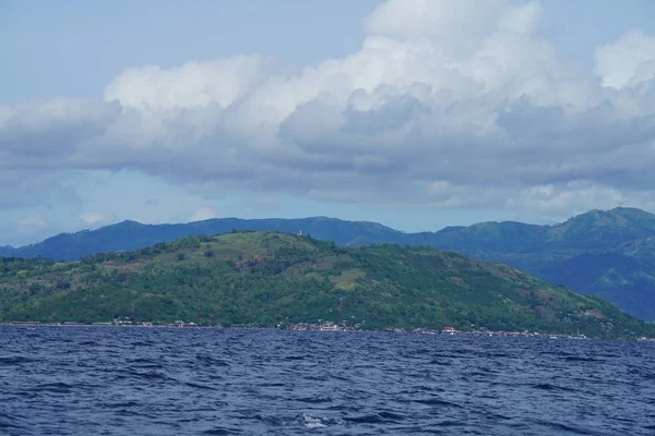 Vista Panorâmica Colinas Verdes Sobre Mar Com Céu Nublado — Fotografia de Stock