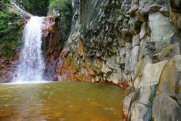 しぶき滝の素晴らしい自然の風景 — ストック写真