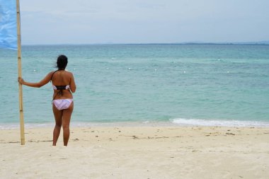 deniz tarafından plajda bikini ayakta kadında