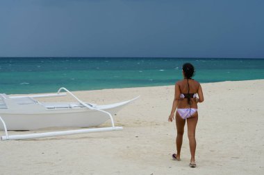 Dikiz kumlu Plajı'nda tekne ile yürüyüş bikini giyen kadın