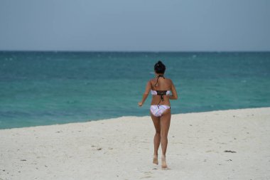 Dikiz bikini plaj üzerinde çalışan kadın