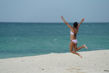 Dikiz kadın bikini plaj üzerinde atlama