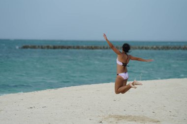 Dikiz kadın bikini plaj üzerinde atlama