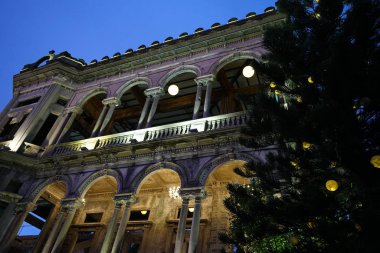 Yeşil ağaçlar ile eski vintage İnşaat