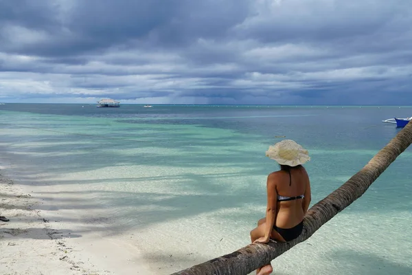 Mujer Con Bikini Sentado Palma Sobre Mar —  Fotos de Stock