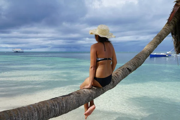 Mujer Con Bikini Sentado Palma Sobre Mar —  Fotos de Stock