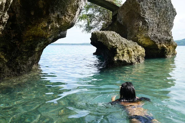 Vista Trasera Mujer Nadando Por Las Rocas —  Fotos de Stock