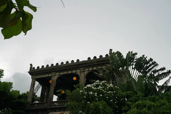 Old Vintage Konstruksi Dengan Pohon Hijau Sekitar — Stok Foto