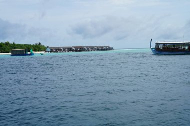 mavi deniz suyu ile doğal görünümünü ufukta gemi
