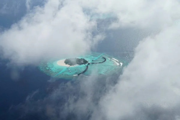 雲の切れ間から見た島の航空写真 — ストック写真