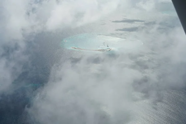 雲の切れ間から見た島の航空写真 — ストック写真