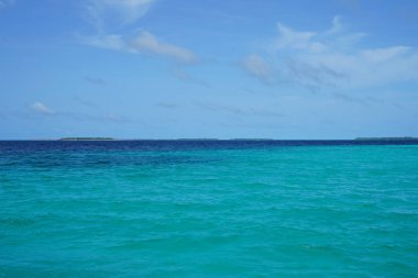 deniz adalar doğal görünümü ufuk ve bulutlu gökyüzü