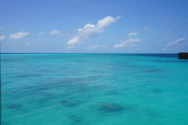 bulutlu gökyüzü mavi su güneş altında doğal görünümünü ışıklı