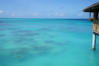 bulutlu gökyüzü mavi su güneş altında doğal görünümünü ışıklı