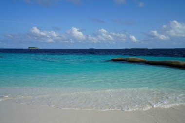 deniz adalar doğal görünümü ufuk ve bulutlu gökyüzü