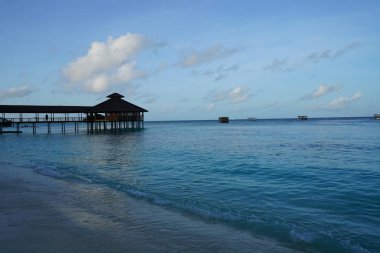 köprü ve otantik bungalov ile deniz manzara