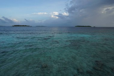 deniz adalar doğal görünümü ufuk ve bulutlu gökyüzü