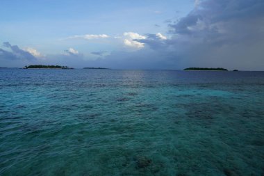 deniz adalar doğal görünümü ufuk ve bulutlu gökyüzü