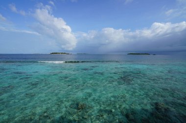 deniz adalar doğal görünümü ufuk ve bulutlu gökyüzü