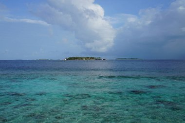deniz adalar doğal görünümü ufuk ve bulutlu gökyüzü