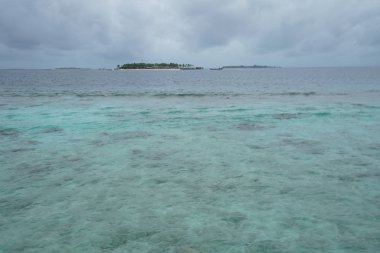 ada deniz doğal görünümü ufuk ve bulutlu gökyüzü