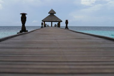 ısmarlayarak Bungalov kulübe Denizi ile pier