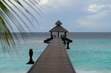 ısmarlayarak Bungalov kulübe Denizi ile pier