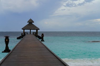 ısmarlayarak Bungalov kulübe Denizi ile pier