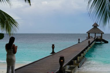 Dikiz Bungalov kulübe Denizi ile iskele tarafından duran kadın