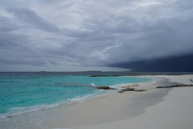 kumlu plaj ve fırtınalı denizde üzerinde dramatik bulutlar 