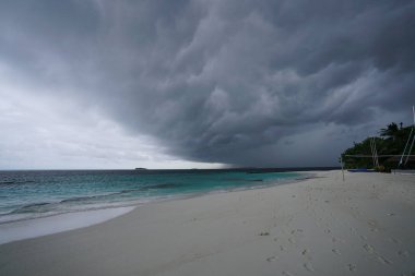 kumlu plaj ve fırtınalı denizde üzerinde dramatik bulutlar 
