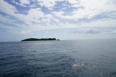 ada deniz doğal görünümü ufuk ve bulutlu gökyüzü