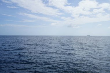 deniz horizon ve bulutlu gökyüzü ile doğal görünümü