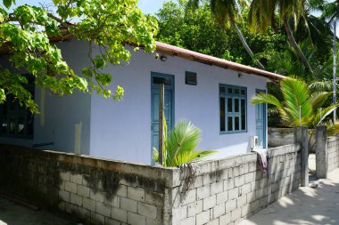 yemyeşil ile çevrili küçük otantik ev