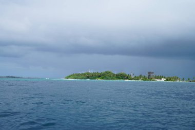 Okyanus ve ada Maldivler muson sezonunda görünümü