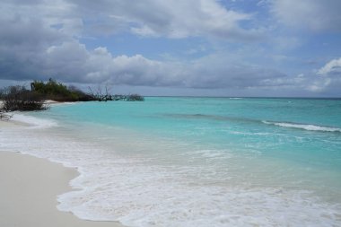 Sahilde güzel bir ıssız ada Maldivler görünümünü