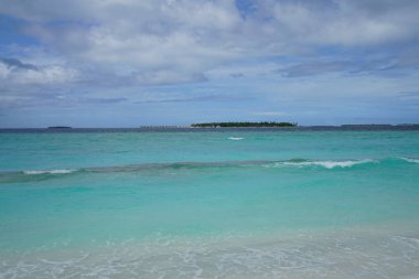 Sahilde güzel bir ıssız ada Maldivler görünümünü