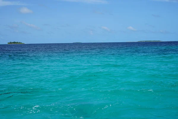 Vacker Utsikt Över Havet Med Öar Horisonten Och Blue Sky — Stockfoto