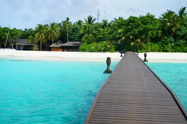 Paseo Marítimo Madera Sobre Agua Azul Playa Arena Con Exuberante — Foto de Stock