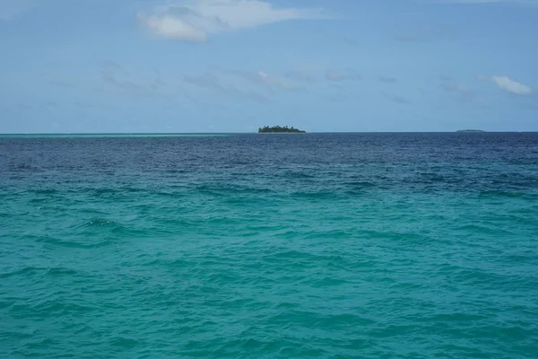 Vista Panorâmica Mar Com Ilha Horizonte Céu Nublado — Fotografia de Stock