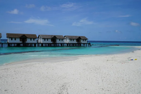 Capanne Bianche Tradizionali Sulle Maldive Sul Mare — Foto Stock