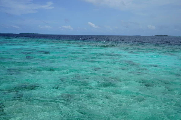 Vista Panorámica Del Agua Azul Bajo Cielo Nublado Iluminado Por — Foto de Stock