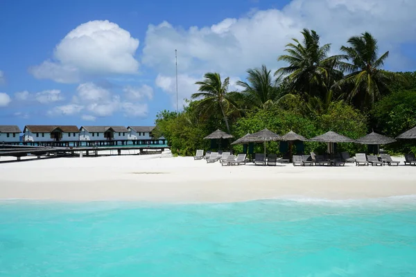 Traditionele Witte Hutten Malediven Zee Parasols Aan Strand — Stockfoto